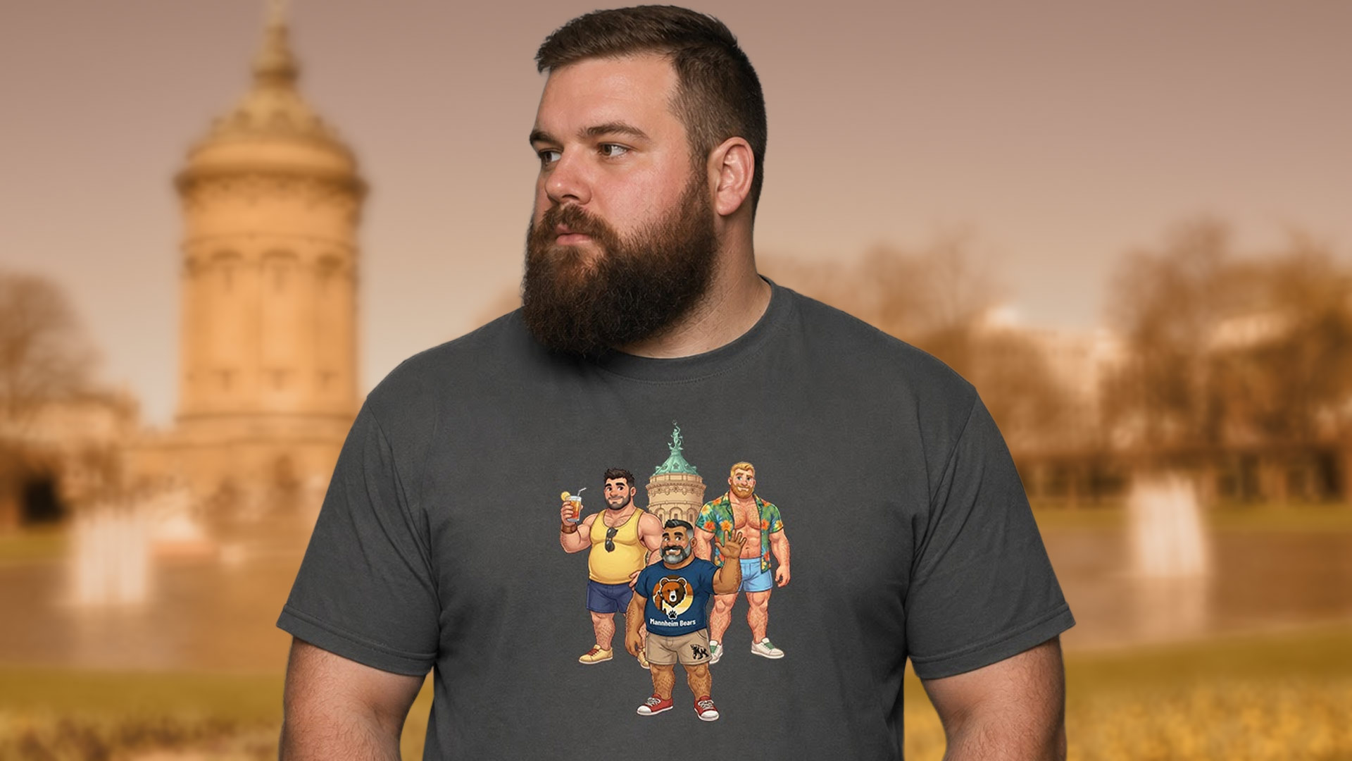 Ein Mann, der das Mannheim Bear Shirt trägt und vor dem Mannheimer Wasserturm steht.